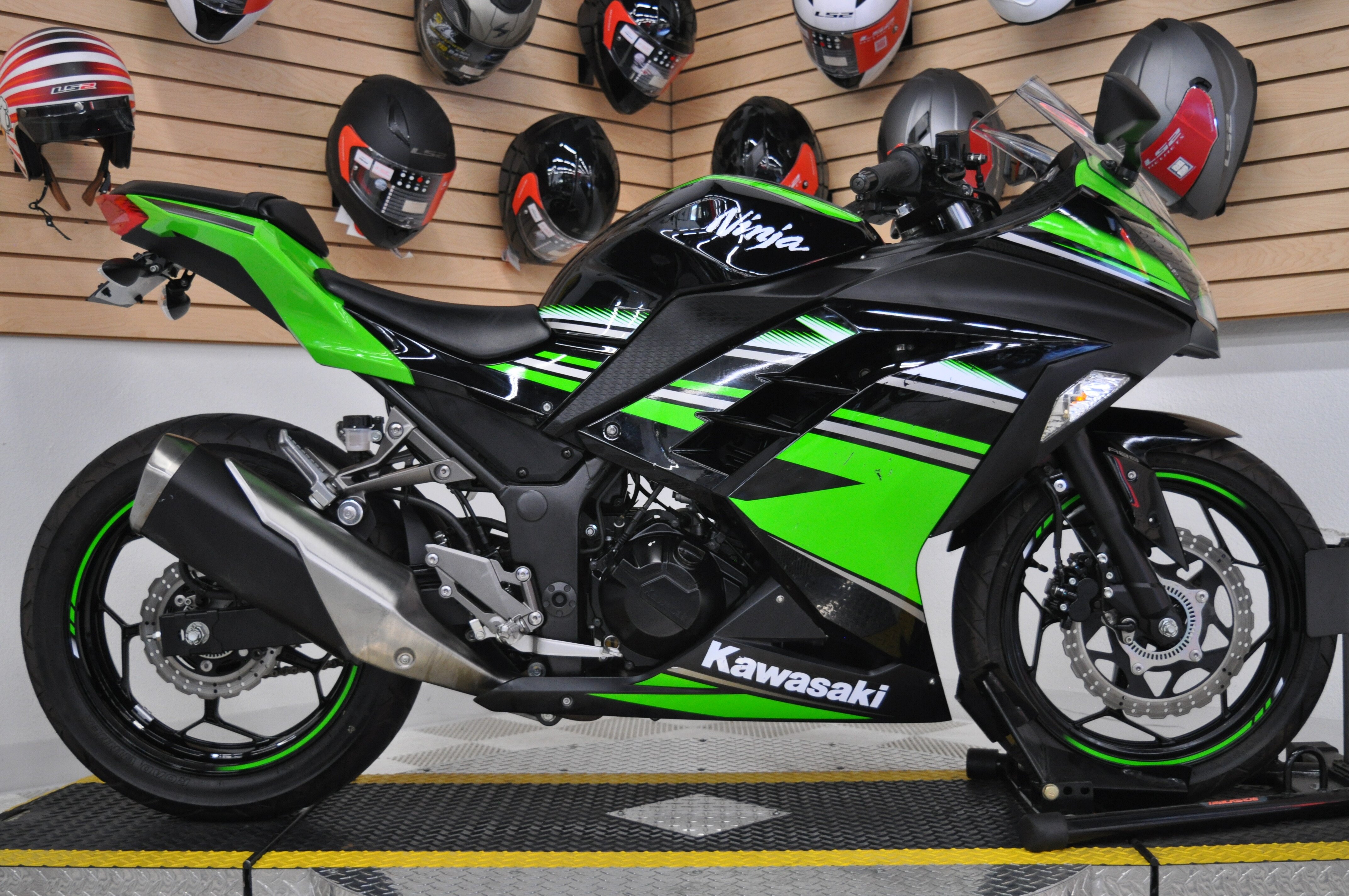 Kawasaki Ninja 300 Stunt