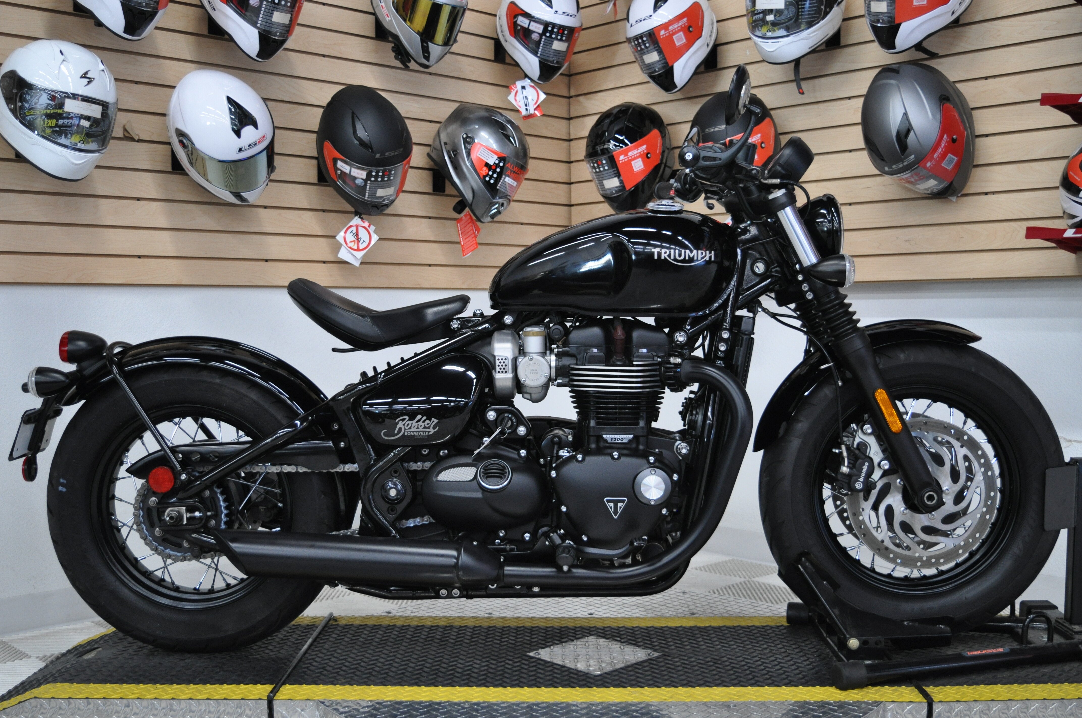 Bonneville Bobber Black