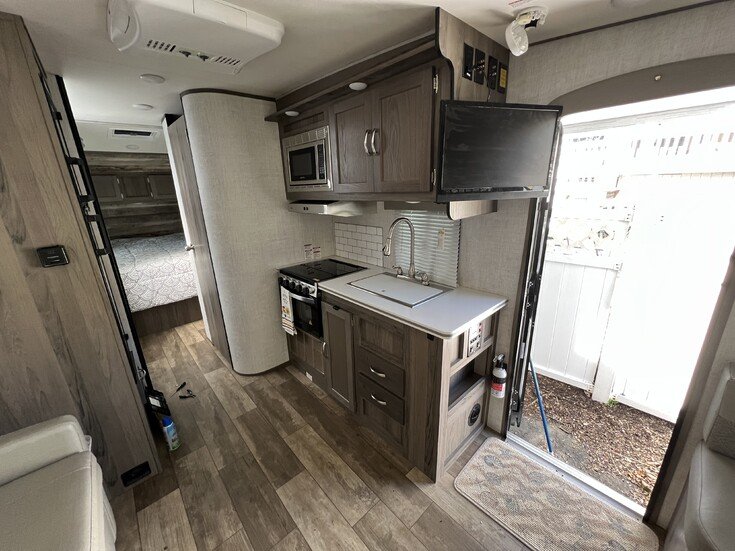 Thumbnail Photo undefined for 2021 Gulf Stream Vista Cruiser